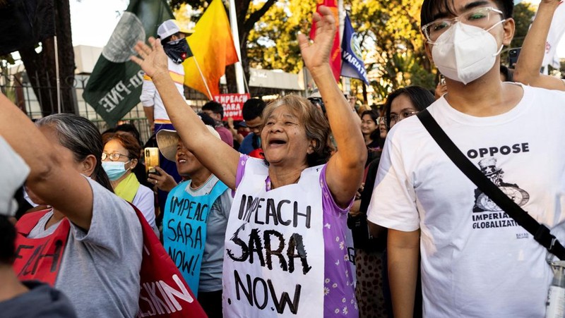 Aktivis, mahasiswa, dan pendukung pemakzulan Wakil Presiden Filipina Sara Duterte merayakan kemenangan saat menggelar unjuk rasa di luar Gedung DPR, Kota Quezon, Metro Manila, Filipina, Rabu (5/2/2025). (REUTERS/Eloisa Lopez)