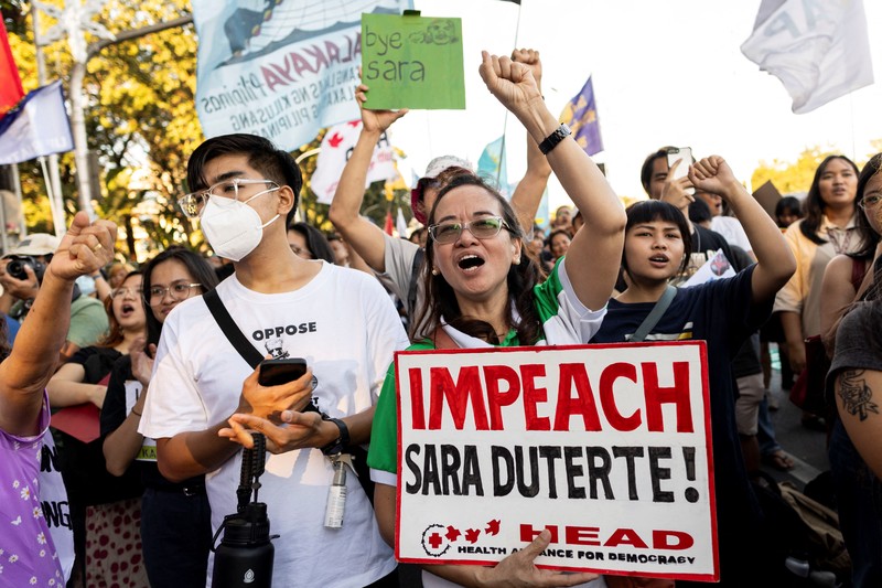 Aktivis, mahasiswa, dan pendukung pemakzulan Wakil Presiden Filipina Sara Duterte merayakan kemenangan saat menggelar unjuk rasa di luar Gedung DPR, Kota Quezon, Metro Manila, Filipina, Rabu (5/2/2025). (REUTERS/Eloisa Lopez) Aktivis, mahasiswa, dan pendukung pemakzulan Wakil Presiden Filipina Sara Duterte merayakan kemenangan saat menggelar unjuk rasa di luar Gedung DPR, Kota Quezon, Metro Manila, Filipina, Rabu (5/2/2025). (REUTERS/Eloisa Lopez)