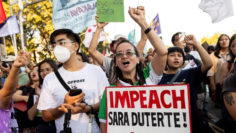 Aktivis, mahasiswa, dan pendukung pemakzulan Wakil Presiden Filipina Sara Duterte merayakan kemenangan saat menggelar unjuk rasa di luar Gedung DPR, Kota Quezon, Metro Manila, Filipina, Rabu (5/2/2025). (REUTERS/Eloisa Lopez)