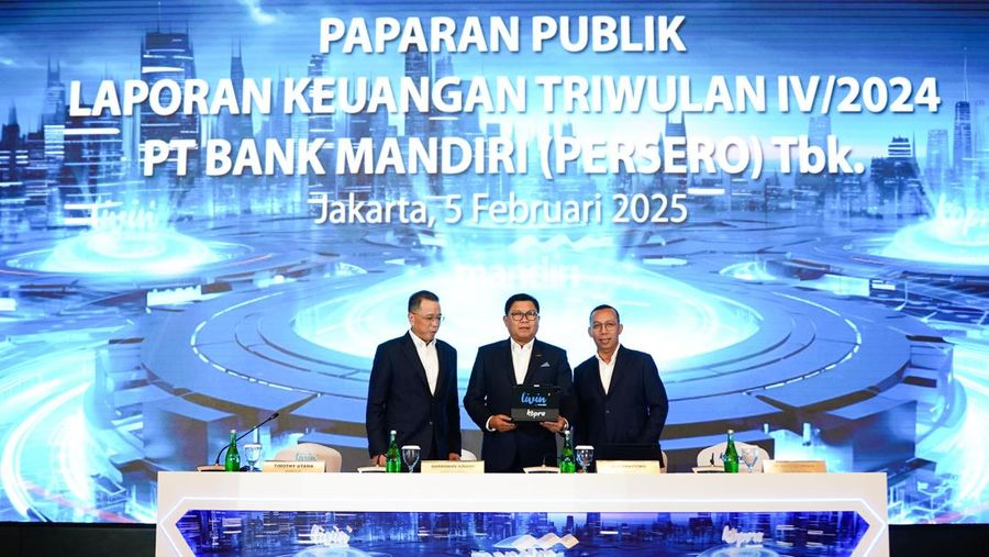 Direktur Utama Bank Mandiri Darmawan Junaidi (tengah) melaporkan kinerja keuangan kuartal IV-2024. (Dok. Bank Mandiri)