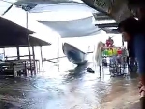 Gelombang Tinggi Terjang Perairan Selatan Trenggalek, Warung-Jalan Terendam