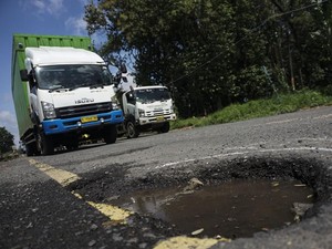 Jalur Pantura Banyak Jalan Berlubang, Tanggung Jawab Siapa?