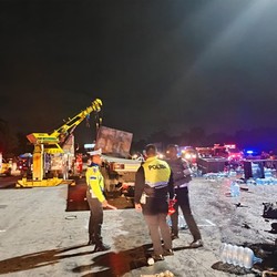 Tabrakan Horor di GT Ciawi: 8 Orang Tewas-3 Kendaraan Hancur Terbakar