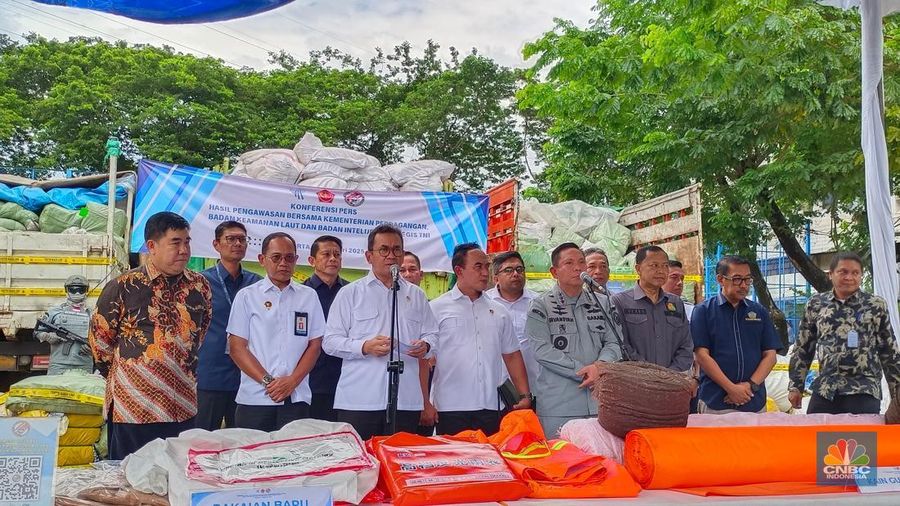 Mendag Budi Santoso bersama Kepala Bakamla RI, Irvansyah melakukan ekspose hasil pengawasan barang impor ilegal di kantor Kemendag, Jakarta, Rabu (5/2/2025). (վ/Martyasri Rizky)