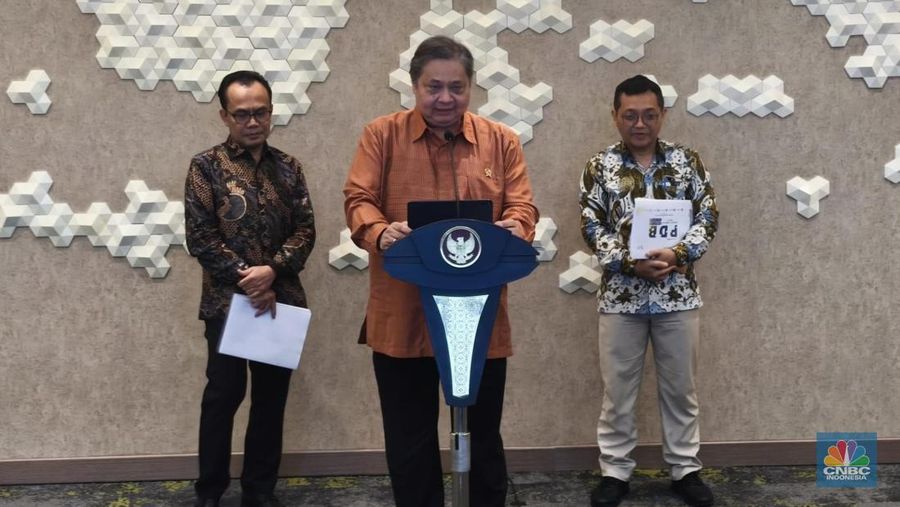 Menkoperekonomian, Airlangga Hartarto saat Konferensi Pers terkait Pertumbuhan Ekonomi Kuartal IV Tahun 2024. (CNBC Indonesia/Arrijal Rachman)