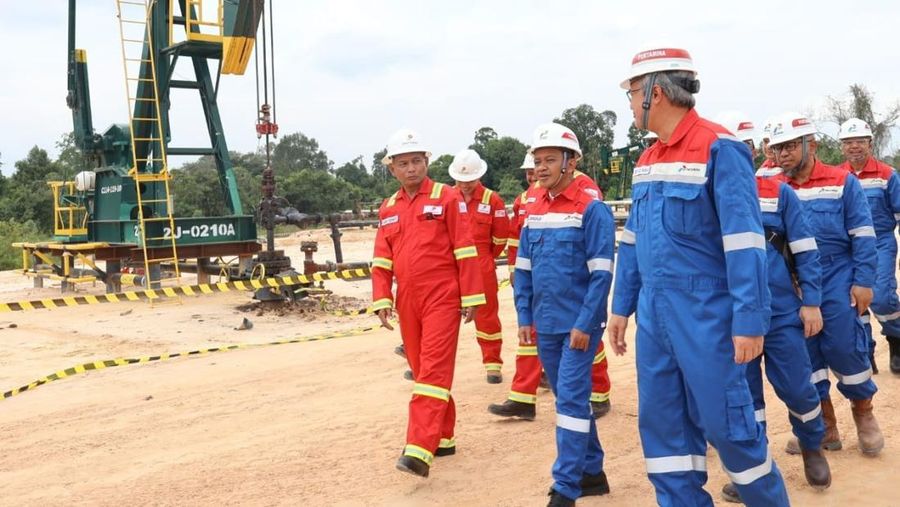 Menteri Energi dan Sumber Daya Mineral (ESDM) Bahlil Lahadalia didampingi manajemen PHR dan SKK Migas melakukan peninjauan ke wilayah kerja PT Pertamina Hulu Rokan (PHR) di Duri, Bengkalis, Rabu (5/2/2025). (Dok. PT Pertamina Hulu Rokan)