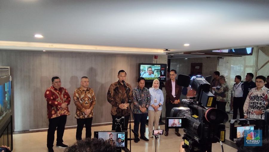 Menteri Koordinator bidang Infrastruktur dan Pembangunan Kewilayahan Agus Harimurti Yudhoyono menggelar rapat mengenai persiapan Arus Lebaran Tahun 2025, hingga perayaan nyepi, di gedung BPPT, Jakarta, Rabu (5/2/2025). (CNBC Indonesia/Emir Yanwardhana)