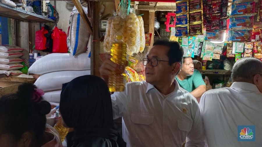 Menteri Koordinator Bidang Pangan, Zulkifli Hasan (Zulhas) bersama Menteri Perdagangan, Budi Santoso (Busan), melakukan inspeksi mendadak (sidak) ke Pasar Klender, Jakarta Timur, Rabu (5/2/2025). (CNBC Indonesia/Martyasari Rizky)