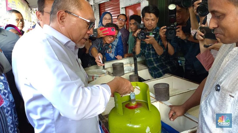 Menteri Koordinator Bidang Pangan, Zulkifli Hasan (Zulhas) bersama Menteri Perdagangan, Budi Santoso (Busan), melakukan inspeksi mendadak (sidak) ke Pasar Klender, Jakarta Timur, Rabu (5/2/2025). (CNBC Indonesia/Martyasari Rizky)