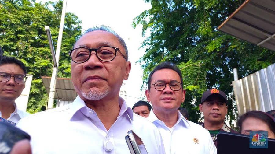 Menteri Koordinator Bidang Pangan, Zulkifli Hasan (Zulhas) bersama Menteri Perdagangan, Budi Santoso (Busan), melakukan inspeksi mendadak (sidak) ke Pasar Klender, Jakarta Timur, Rabu (5/2/2025). (CNBC Indonesia/Martyasari Rizky)