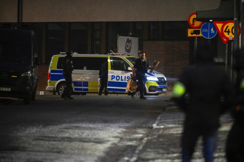 Petugas darurat dan petugas polisi bekerja di pusat pendidikan orang dewasa Kampus Sekolah Risbergska setelah serangan penembakan di Orebro, Swedia, 4 Februari 2025. (TT News Agency/Kicki Nilsson via REUTERS)