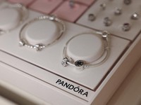 Saham Raksasa Perhiasan Tiba-Tiba Ambruk, Laba Bakal Jeblok 60%