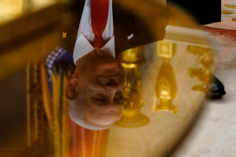 Presiden AS Donald Trump dan Perdana Menteri Israel Benjamin Netanyahu berjabat tangan di pintu masuk Gedung Putih di Washington, AS, 4 Februari 2025. Presiden AS Donald Trump dan Perdana Menteri Israel Benjamin Netanyahu berjabat tangan di pintu masuk Gedung Putih di Washington, AS, 4 Februari 2025. (REUTERS/Leah Millis)