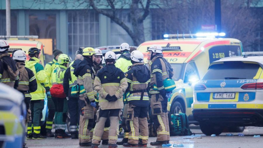 Petugas darurat dan petugas polisi bekerja di pusat pendidikan orang dewasa Kampus Sekolah Risbergska setelah serangan penembakan di Orebro, Swedia, 4 Februari 2025. (TT News Agency/Kicki Nilsson via REUTERS)