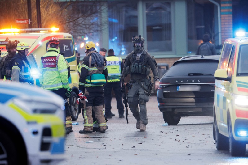 Petugas darurat dan petugas polisi bekerja di pusat pendidikan orang dewasa Kampus Sekolah Risbergska setelah serangan penembakan di Orebro, Swedia, 4 Februari 2025. (TT News Agency/Kicki Nilsson via REUTERS)
