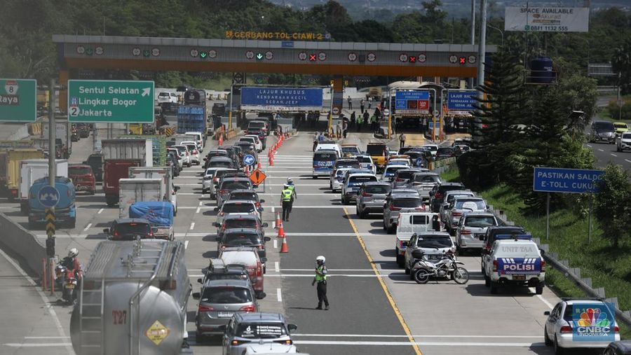 Petugas memeriksa bangkai kendaraan yang terbakar dalam kecelakaan di Gerbang Tol Ciawi kini berada di Kantor PJR Ciawi, Rabu (5/2/2025). (CNBC Indonesia/Tri Susilo)