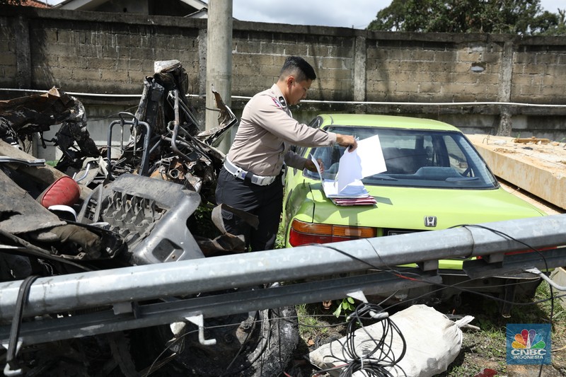 Petugas memeriksa bangkai kendaraan yang terbakar dalam kecelakaan di Gerbang Tol Ciawi kini berada di Kantor PJR Ciawi, Rabu (5/2/2025). Petugas memeriksa bangkai kendaraan yang terbakar dalam kecelakaan di Gerbang Tol Ciawi kini berada di Kantor PJR Ciawi, Rabu (5/2/2025). (CNBC Indonesia/Tri Susilo)