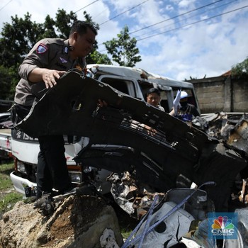 Penampakan Horor Tabrakan di GT Ciawi, Bangkai Mobil Tinggal Rangka