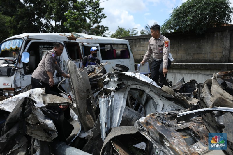 Petugas memeriksa bangkai kendaraan yang terbakar dalam kecelakaan di Gerbang Tol Ciawi kini berada di Kantor PJR Ciawi, Rabu (5/2/2025). Petugas memeriksa bangkai kendaraan yang terbakar dalam kecelakaan di Gerbang Tol Ciawi kini berada di Kantor PJR Ciawi, Rabu (5/2/2025). (CNBC Indonesia/Tri Susilo)
