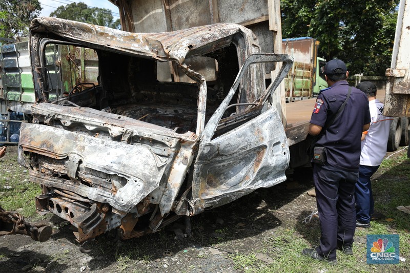 Petugas memeriksa bangkai kendaraan yang terbakar dalam kecelakaan di Gerbang Tol Ciawi kini berada di Kantor PJR Ciawi, Rabu (5/2/2025). Petugas memeriksa bangkai kendaraan yang terbakar dalam kecelakaan di Gerbang Tol Ciawi kini berada di Kantor PJR Ciawi, Rabu (5/2/2025). (CNBC Indonesia/Tri Susilo)