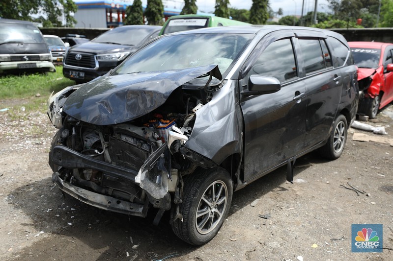 Petugas memeriksa bangkai kendaraan yang terbakar dalam kecelakaan di Gerbang Tol Ciawi kini berada di Kantor PJR Ciawi, Rabu (5/2/2025). Petugas memeriksa bangkai kendaraan yang terbakar dalam kecelakaan di Gerbang Tol Ciawi kini berada di Kantor PJR Ciawi, Rabu (5/2/2025). (CNBC Indonesia/Tri Susilo)