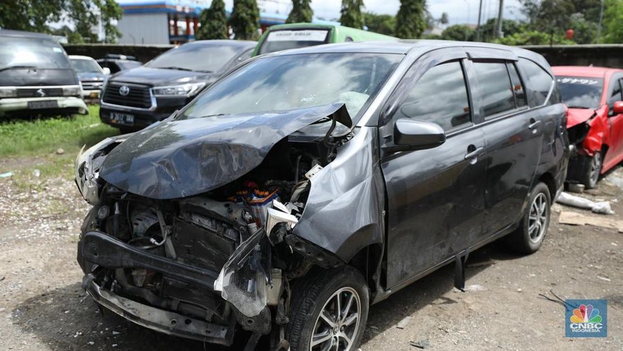 Petugas memeriksa bangkai kendaraan yang terbakar dalam kecelakaan di Gerbang Tol Ciawi kini berada di Kantor PJR Ciawi, Rabu (5/2/2025). (CNBC Indonesia/Tri Susilo)