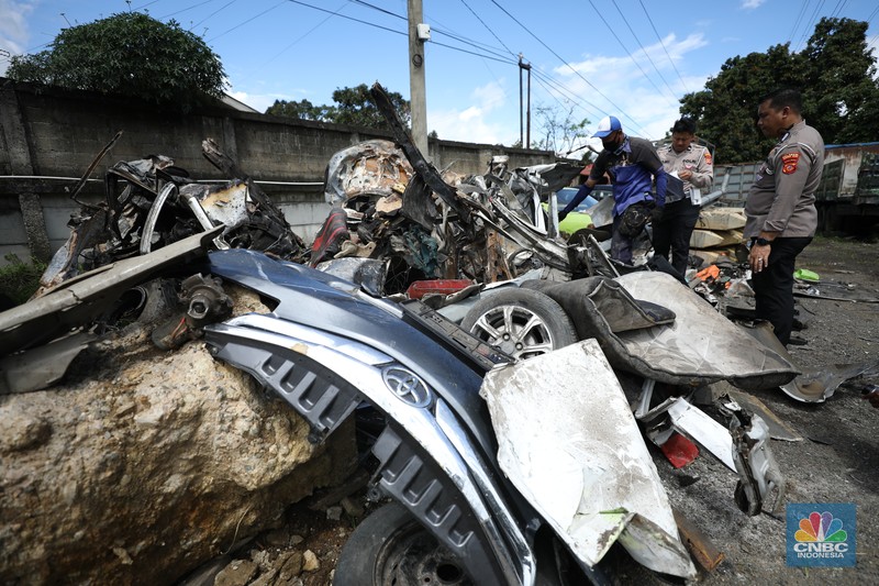 Petugas memeriksa bangkai kendaraan yang terbakar dalam kecelakaan di Gerbang Tol Ciawi kini berada di Kantor PJR Ciawi, Rabu (5/2/2025). Petugas memeriksa bangkai kendaraan yang terbakar dalam kecelakaan di Gerbang Tol Ciawi kini berada di Kantor PJR Ciawi, Rabu (5/2/2025). (CNBC Indonesia/Tri Susilo)