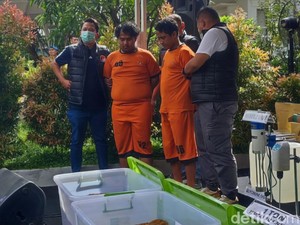 2 Peracik Tembakau Sinte Lagi Nyabu Saat Pabrik Narkoba Digerebek Polisi