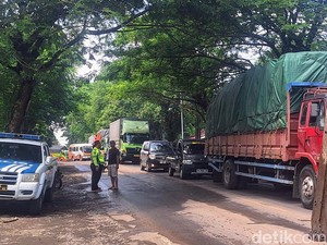 Urai Macet Pantura Situbondo gegara Tangkis Sungai Jebol, Diterapkan Buka Tutup