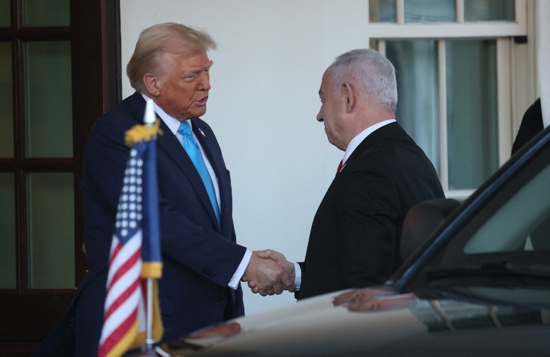 Presiden AS Donald Trump dan Perdana Menteri Israel Benjamin Netanyahu berjabat tangan di pintu masuk Gedung Putih di Washington, AS, 4 Februari 2025. Presiden AS Donald Trump dan Perdana Menteri Israel Benjamin Netanyahu berjabat tangan di pintu masuk Gedung Putih di Washington, AS, 4 Februari 2025. (REUTERS/Leah Millis)