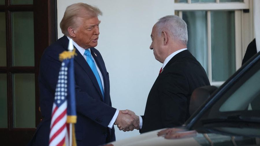 Presiden AS Donald Trump dan Perdana Menteri Israel Benjamin Netanyahu berjabat tangan di pintu masuk Gedung Putih di Washington, AS, 4 Februari 2025. (REUTERS/Leah Millis)