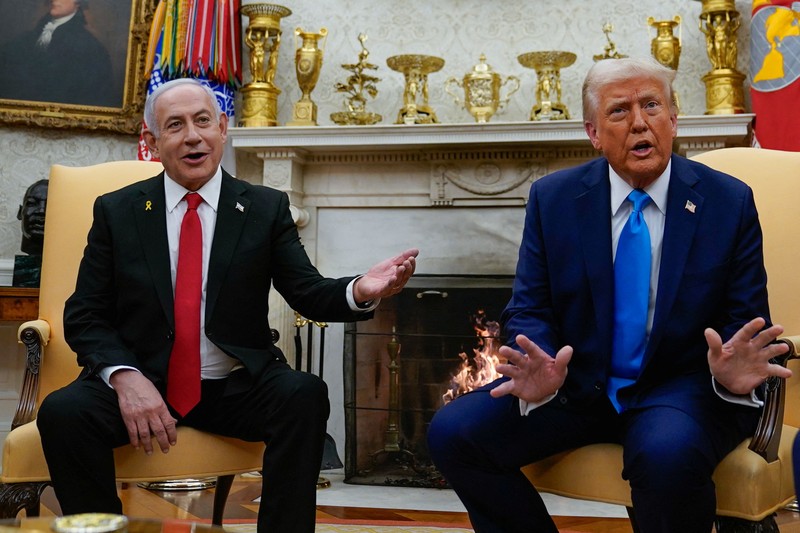 Presiden AS Donald Trump dan Perdana Menteri Israel Benjamin Netanyahu berjabat tangan di pintu masuk Gedung Putih di Washington, AS, 4 Februari 2025. (REUTERS/Leah Millis)