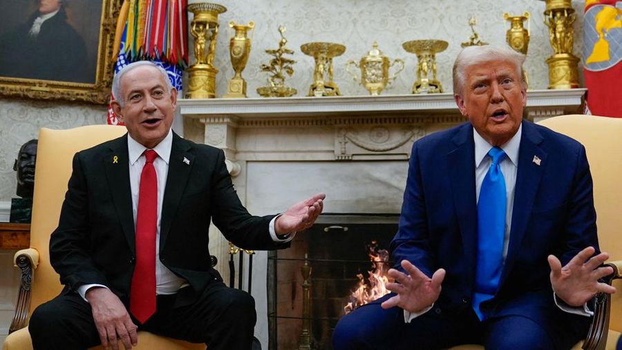 Presiden AS Donald Trump dan Perdana Menteri Israel Benjamin Netanyahu berjabat tangan di pintu masuk Gedung Putih di Washington, AS, 4 Februari 2025. (REUTERS/Leah Millis)