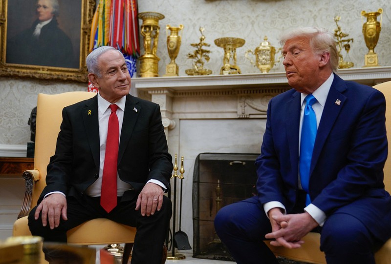 Presiden AS Donald Trump dan Perdana Menteri Israel Benjamin Netanyahu berjabat tangan di pintu masuk Gedung Putih di Washington, AS, 4 Februari 2025. (REUTERS/Leah Millis)
