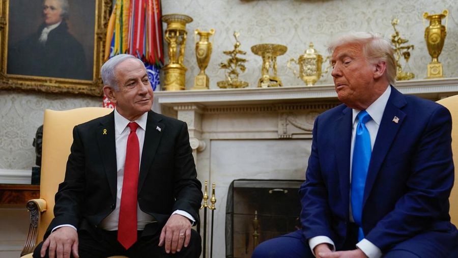 Presiden AS Donald Trump dan Perdana Menteri Israel Benjamin Netanyahu berjabat tangan di pintu masuk Gedung Putih di Washington, AS, 4 Februari 2025. (REUTERS/Leah Millis)