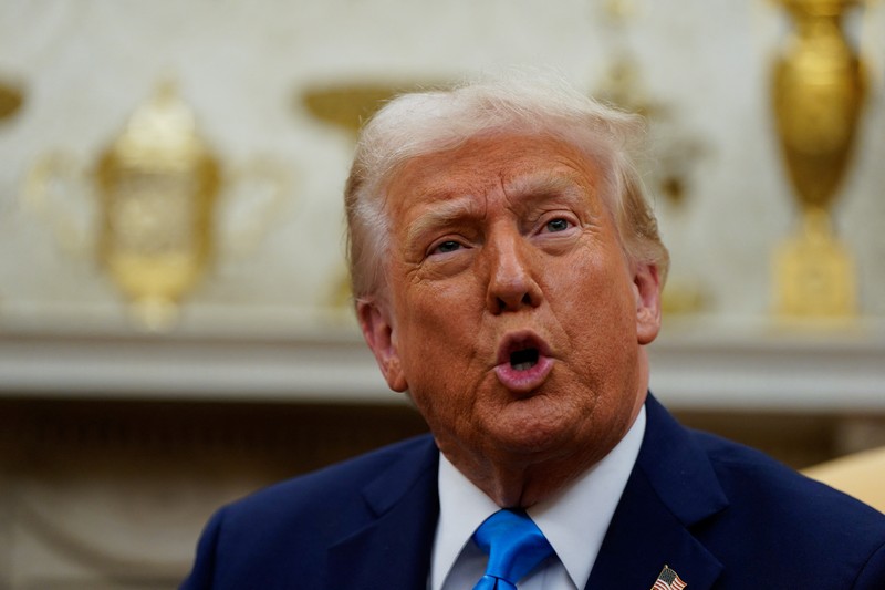 Presiden AS Donald Trump dan Perdana Menteri Israel Benjamin Netanyahu berjabat tangan di pintu masuk Gedung Putih di Washington, AS, 4 Februari 2025. Presiden AS Donald Trump dan Perdana Menteri Israel Benjamin Netanyahu berjabat tangan di pintu masuk Gedung Putih di Washington, AS, 4 Februari 2025. (REUTERS/Leah Millis)