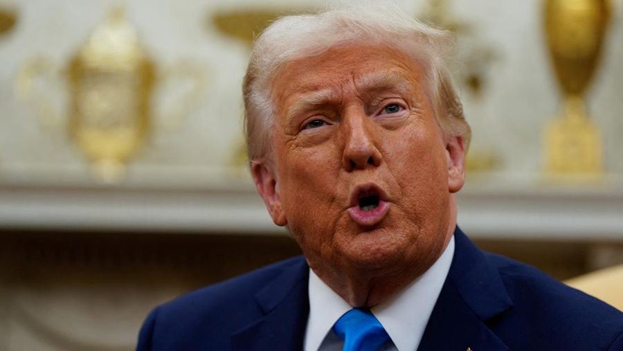 Presiden AS Donald Trump dan Perdana Menteri Israel Benjamin Netanyahu berjabat tangan di pintu masuk Gedung Putih di Washington, AS, 4 Februari 2025. (REUTERS/Leah Millis)