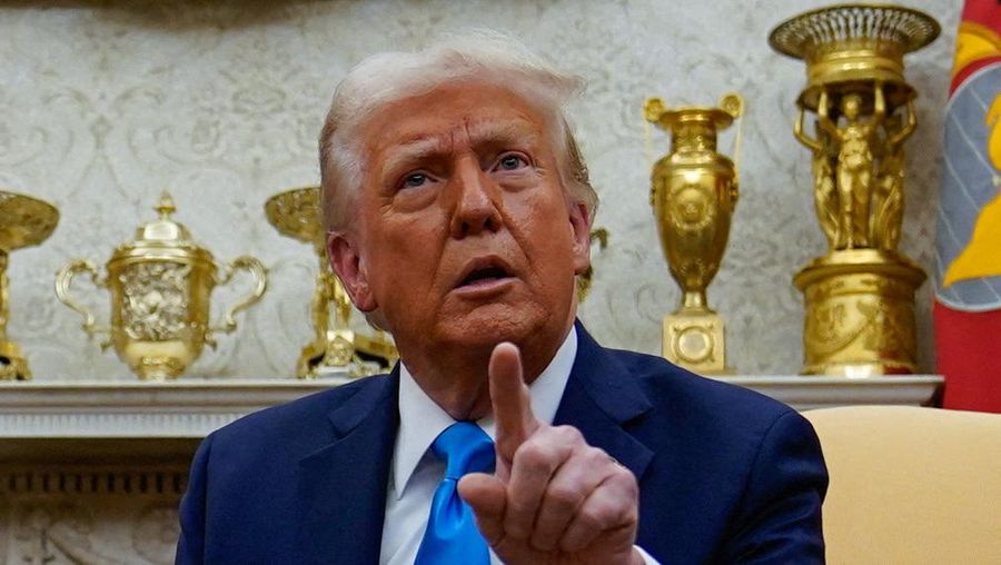 Presiden AS Donald Trump memberi isyarat saat berbicara selama pertemuan dengan Perdana Menteri Israel Benjamin Netanyahu di Gedung Putih di Washington, AS, 4 Februari 2025. (REUTERS/Elizabeth Frantz)