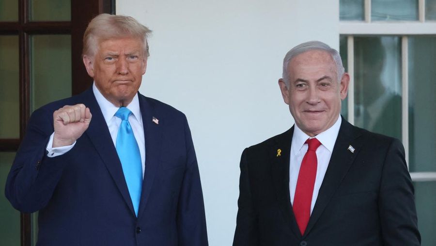Presiden AS Donald Trump menyambut Perdana Menteri Israel Benjamin Netanyahu di pintu masuk Gedung Putih di Washington, AS, 4 Februari 2025. (REUTERS/Leah Millis)