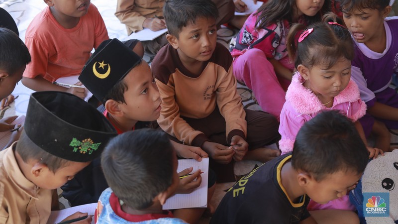 Sejumlah murid mengikuti aktivitas kegiatan Pojok Literasi Taman Baca Cemara di Desa Lemo, Teluk Naga, Tangerang, Banten, Rabu (5/2/2025). (CNBC Indonesia/Muhammad Sabki) Sejumlah murid mengikuti aktivitas kegiatan Pojok Literasi Taman Baca Cemara di Desa Lemo, Teluk Naga, Tangerang, Banten, Rabu (5/2/2025). (CNBC Indonesia/Muhammad Sabki)