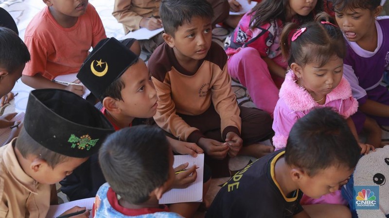 Sejumlah murid mengikuti aktivitas kegiatan Pojok Literasi Taman Baca Cemara di Desa Lemo, Teluk Naga, Tangerang, Banten, Rabu (5/2/2025). (CNBC Indonesia/Muhammad Sabki)