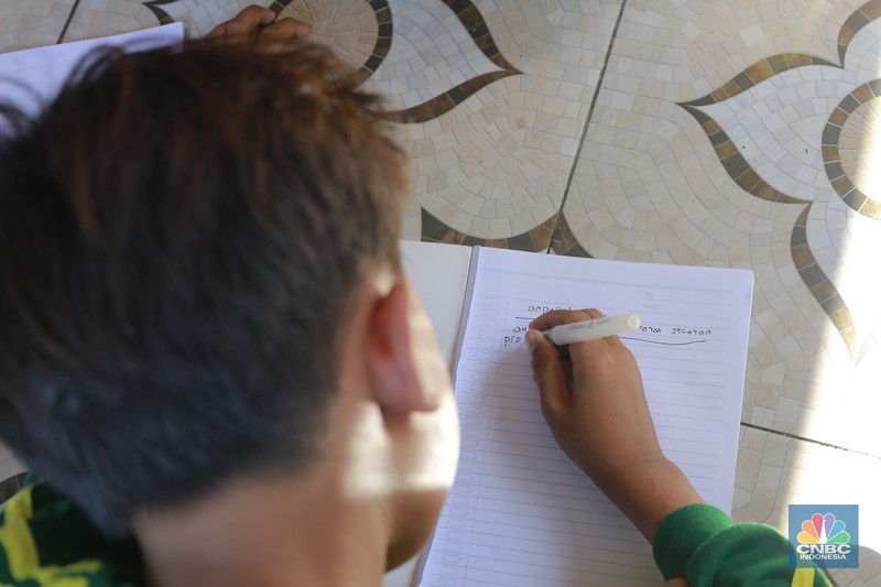 Sejumlah murid mengikuti aktivitas kegiatan Pojok Literasi Taman Baca Cemara di Desa Lemo, Teluk Naga, Tangerang, Banten, Rabu (5/2/2025). (CNBC Indonesia/Muhammad Sabki) Sejumlah murid mengikuti aktivitas kegiatan Pojok Literasi Taman Baca Cemara di Desa Lemo, Teluk Naga, Tangerang, Banten, Rabu (5/2/2025). (CNBC Indonesia/Muhammad Sabki)