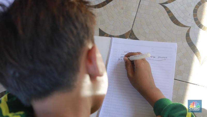 Sejumlah murid mengikuti aktivitas kegiatan Pojok Literasi Taman Baca Cemara di Desa Lemo, Teluk Naga, Tangerang, Banten, Rabu (5/2/2025). (CNBC Indonesia/Muhammad Sabki)