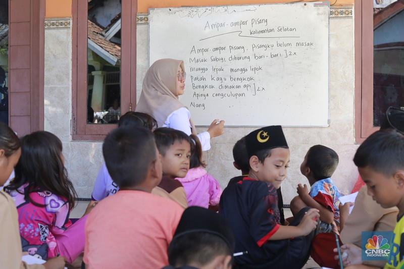Sejumlah murid mengikuti aktivitas kegiatan Pojok Literasi Taman Baca Cemara di Desa Lemo, Teluk Naga, Tangerang, Banten, Rabu (5/2/2025). (CNBC Indonesia/Muhammad Sabki)