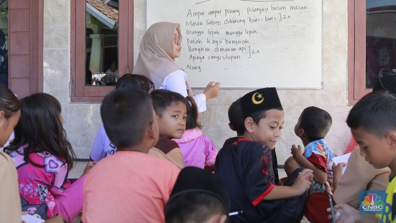 Sejumlah murid mengikuti aktivitas kegiatan Pojok Literasi Taman Baca Cemara di Desa Lemo, Teluk Naga, Tangerang, Banten, Rabu (5/2/2025). (CNBC Indonesia/Muhammad Sabki)