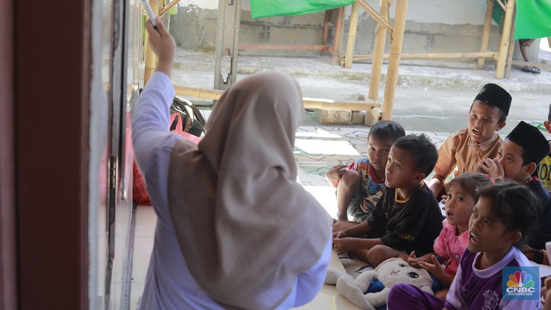 Sejumlah murid mengikuti aktivitas kegiatan Pojok Literasi Taman Baca Cemara di Desa Lemo, Teluk Naga, Tangerang, Banten, Rabu (5/2/2025). (CNBC Indonesia/Muhammad Sabki) Sejumlah murid mengikuti aktivitas kegiatan Pojok Literasi Taman Baca Cemara di Desa Lemo, Teluk Naga, Tangerang, Banten, Rabu (5/2/2025). (CNBC Indonesia/Muhammad Sabki)