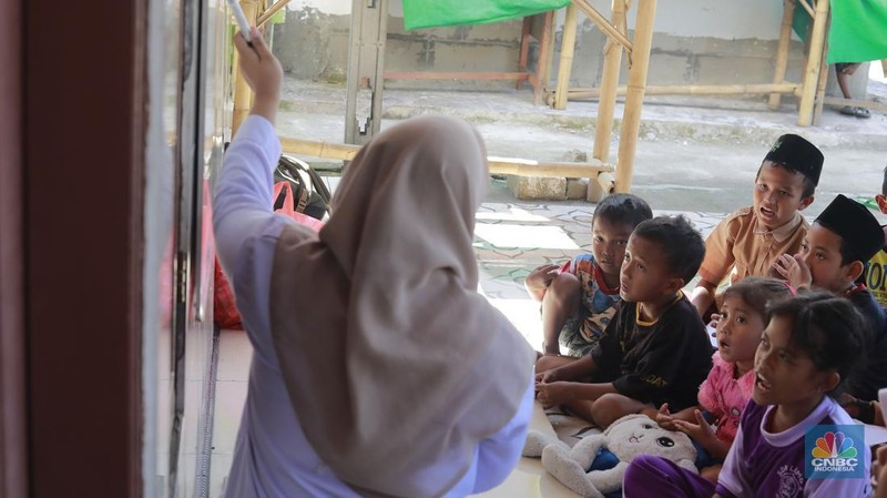 Sejumlah murid mengikuti aktivitas kegiatan Pojok Literasi Taman Baca Cemara di Desa Lemo, Teluk Naga, Tangerang, Banten, Rabu (5/2/2025). (CNBC Indonesia/Muhammad Sabki)