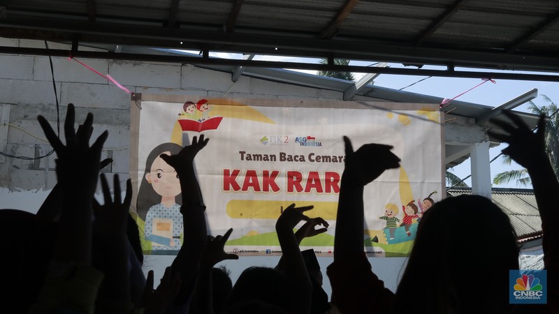 Sejumlah murid mengikuti aktivitas kegiatan Pojok Literasi Taman Baca Cemara di Desa Lemo, Teluk Naga, Tangerang, Banten, Rabu (5/2/2025). (CNBC Indonesia/Muhammad Sabki) Sejumlah murid mengikuti aktivitas kegiatan Pojok Literasi Taman Baca Cemara di Desa Lemo, Teluk Naga, Tangerang, Banten, Rabu (5/2/2025). (CNBC Indonesia/Muhammad Sabki)