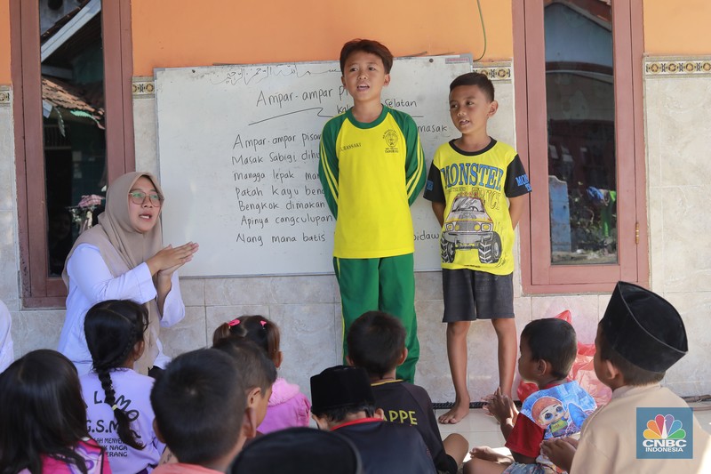 Sejumlah murid mengikuti aktivitas kegiatan Pojok Literasi Taman Baca Cemara di Desa Lemo, Teluk Naga, Tangerang, Banten, Rabu (5/2/2025). (CNBC Indonesia/Muhammad Sabki)
