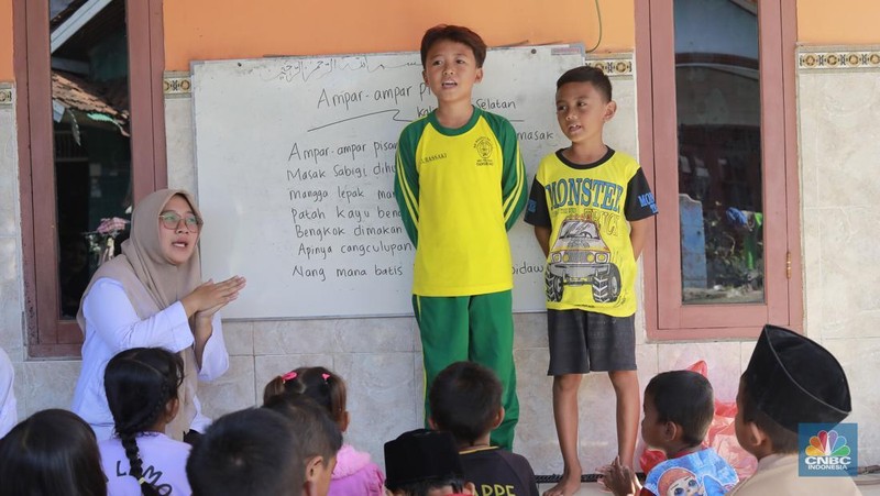 Sejumlah murid mengikuti aktivitas kegiatan Pojok Literasi Taman Baca Cemara di Desa Lemo, Teluk Naga, Tangerang, Banten, Rabu (5/2/2025). (CNBC Indonesia/Muhammad Sabki)